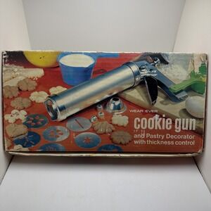 Vintage Wear-Ever Aluminum Cookie Gun Pastry Decorator 9 Discs 3 Tips Boxed